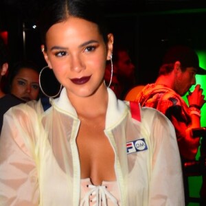 Bruna Marquezine está curtindo férias da TV após o fim da novela 'Deus Salve o Rei'