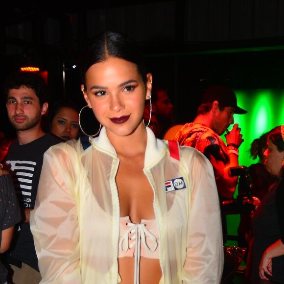 Bruna Marquezine está curtindo férias da TV após o fim da novela 'Deus Salve o Rei'