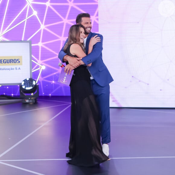 Rebeca Abravanel e Henri Castelli trocaram abraços no palco do Teleton 2018