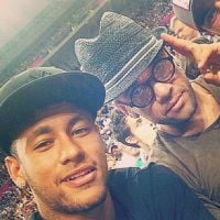 Neymar assiste à semifinal da Copa do Mundo de Basquete com Daniel Alves
