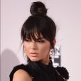 Kendall Jenner prendeu o cabelo com um coque e ganhou um visual fatal em evento