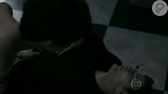 Duda (Sophie Charlotte) mata Bruno (Daniel de Oliveira) e arrasca o corpo para um freezer