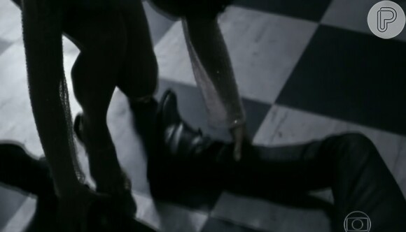 Duda (Sophie Charlotte) mata Bruno (Daniel de Oliveira) e arrasta o corpo para um freezer