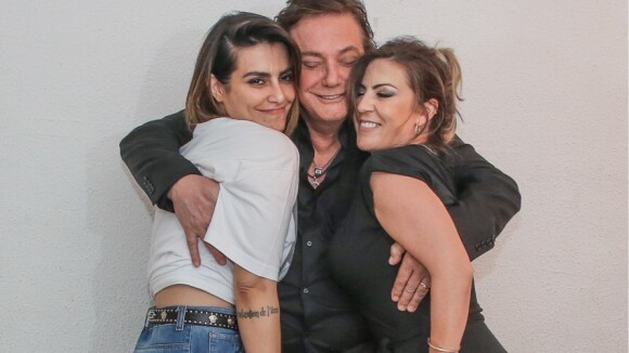Fábio Jr. ganha beijo da filha Cleo e da mulher, Fernanda Pascucci, em show