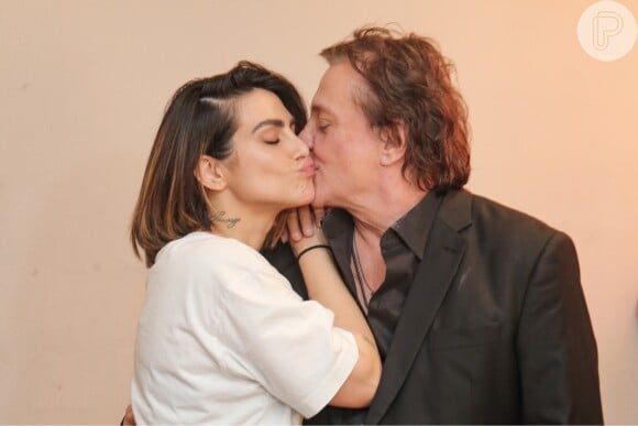Cleo e Fábio Jr. trocaram beijos nos bastidores do show