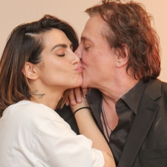 Cleo e Fábio Jr. trocaram beijos nos bastidores do show