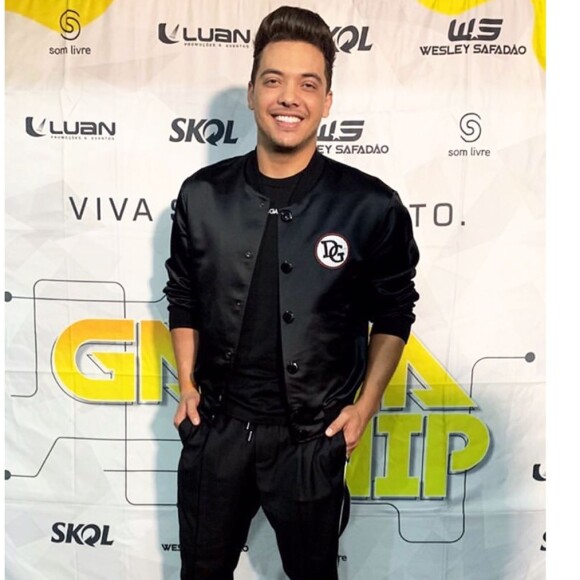 Wesley Safadão usou tênis Gucci e jaqueta Dolce & Gabanna em show neste domingo, 16 de dezembro de 2018