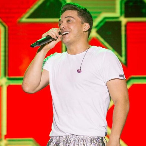 Wesley Safadão usou calça holográfica de grife em show