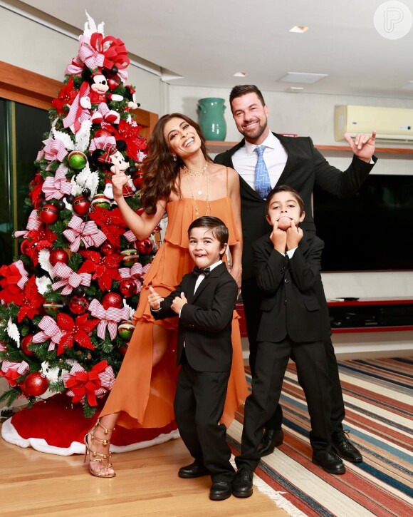 Juliana Paes, casada há 10 anos com Carlos Eduardo Baptista, é mãe de Pedro, de 8 anos, e Antonio, de 5 anos