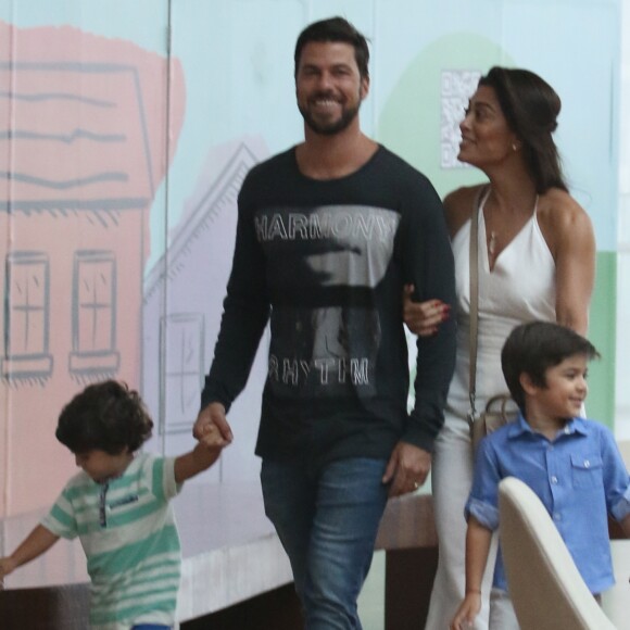 Juliana Paes, o marido, Carlos Eduardo Baptista, e os herdeiros sempre são clicados em programas em família no Rio de Janeiro