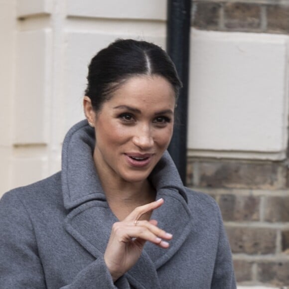 Meghan Markle usou trench cout cinza da marca canadense Soia & Kyo, de 450 libras, aproximadamente R$2227,23