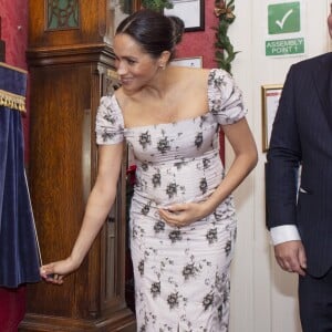 Look de Meghan Markle deixou sua barriga de grávida em evidência