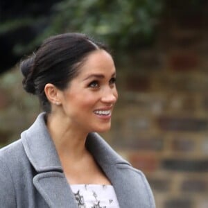 Meghan Markle completou produção clutch nude da Wilbur and Gussie, scarpin modelo Deneuve da Aquazzura, brincos em formato de pétala de ouro e diamantes da Birks