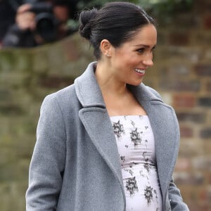 Maquiagem corada e coque baixo também foram as apostas de Meghan Markle