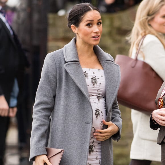 Meghan Markle elege trench coat e tubinho midi para visita em casa de repouso