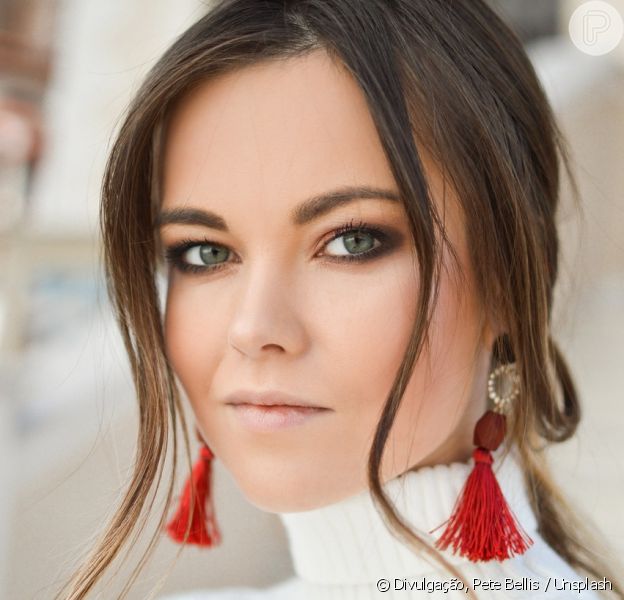 Para quem gosta de um look romântico no Natal, o rabo de cavalo baixo com mechas soltas e onduladas na frente é uma boa opção