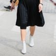 A saia midi preta é sofisticada e combina até com as botas brancas