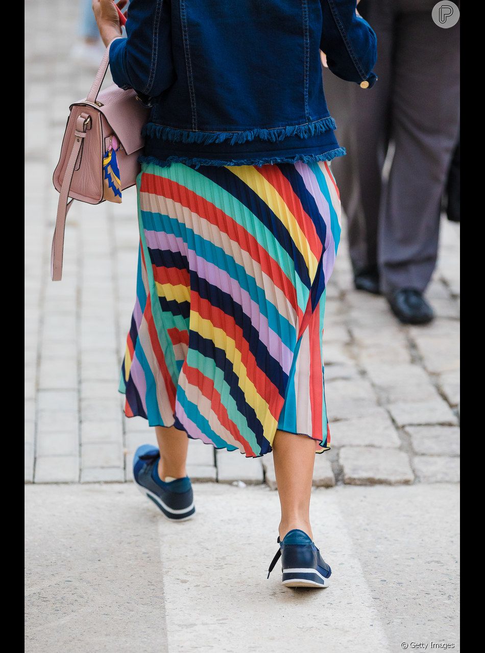 O tênis pode criar um look cool e fashion com a saia midi colorida no verão