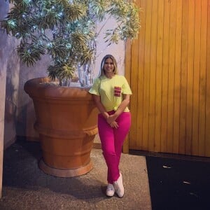 Marília Mendonça aderiu à nova tendência do momento e usou look neon