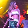 Anitta combinou um top faixa com calcinha de cintura alta para se apresentar em São Paulo
