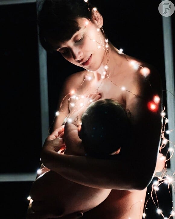 Nua, Débora Nascimento amamentou a filha, Bella, em foto natalina