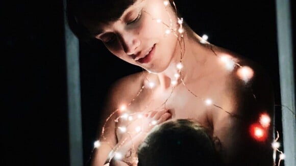 Nua, Débora Nascimento amamenta filha em foto para celebrar Natal: 'Iluminadas'