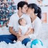 José Loreto postou uma foto do ensaio fotográfico natalino que fez com Débora Nascimento e Bella