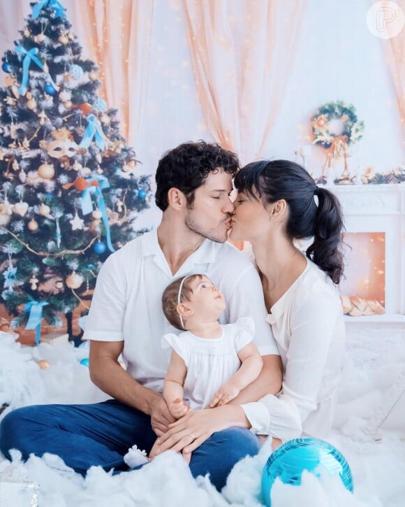 José Loreto postou uma foto do ensaio fotográfico natalino que fez com Débora Nascimento e Bella