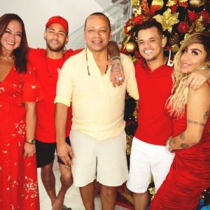 Natal de Neymar teve ceia à luz de velas e 200 balões de led