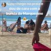 Bruna Marquezine é clicada por uma fã na praia, em Fernando de Noronha