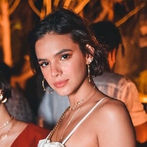 Bruna Marquezine cortou ainda mais os cabelos para o verão