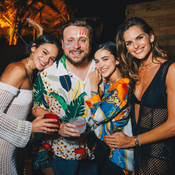 Bruna Marquezine posa com Leo Fuchs, Manu Gavassi e Izabel Goulart durante festa 'Benção', promovida pela agência Carvalheira, em Fernando de Noronha, neste sábado, 29 de dezembro de 2018