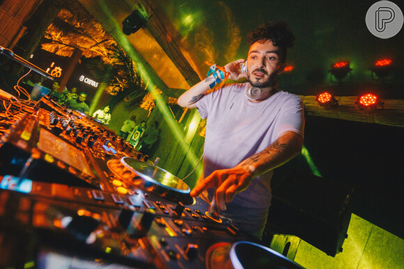 DJ Felipe Mar embala festa 'Benção', promovida pela agência Carvalheira, em Fernando de Noronha, neste sábado, 29 de dezembro de 2018