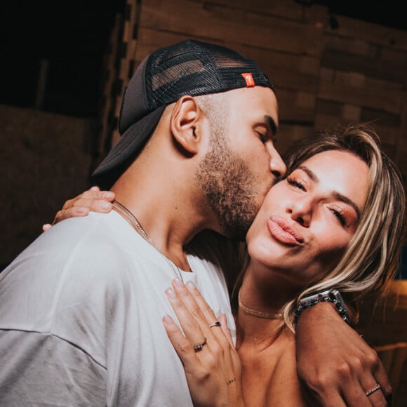 Giovanna Ewbank ganha beijo do influencer Hugo Gloss em festa 'Benção', promovida pela agência Carvalheira, em Fernando de Noronha, neste sábado, 29 de dezembro de 2018