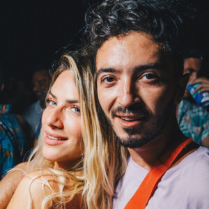 Giovanna Ewbank posa com DJ Felipe Mar em festa 'Benção', promovida pela agência Carvalheira, em Fernando de Noronha, neste sábado, 29 de dezembro de 2018