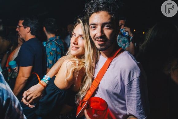 Giovanna Ewbank posa com DJ Felipe Mar em festa 'Benção', promovida pela agência Carvalheira, em Fernando de Noronha, neste sábado, 29 de dezembro de 2018