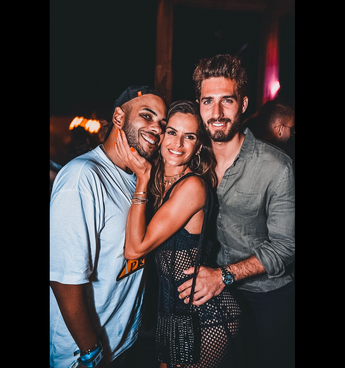 Foto: Hugo Gloss posa com Izabel Goulart e o noivo da modelo, o alemão  Kevin Trapp, na festa 'Benção', promovida pela agência Carvalheira, em  Fernando de Noronha, neste sábado, 29 de dezembro