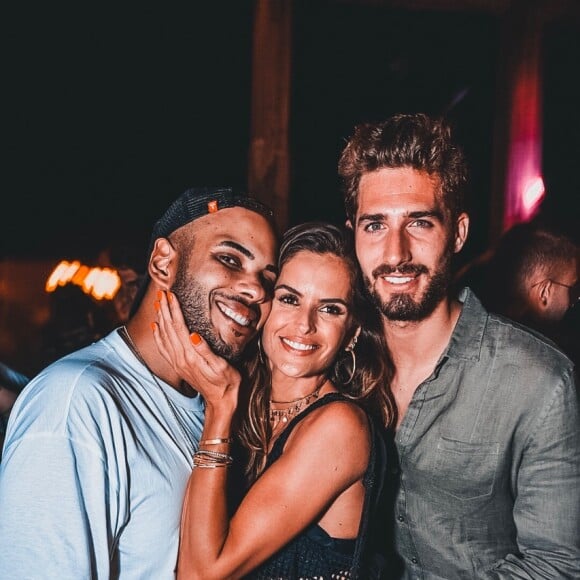 Hugo Gloss posa com Izabel Goulart e o noivo da modelo, o alemão Kevin Trapp, na festa 'Benção', promovida pela agência Carvalheira, em Fernando de Noronha, neste sábado, 29 de dezembro de 2018