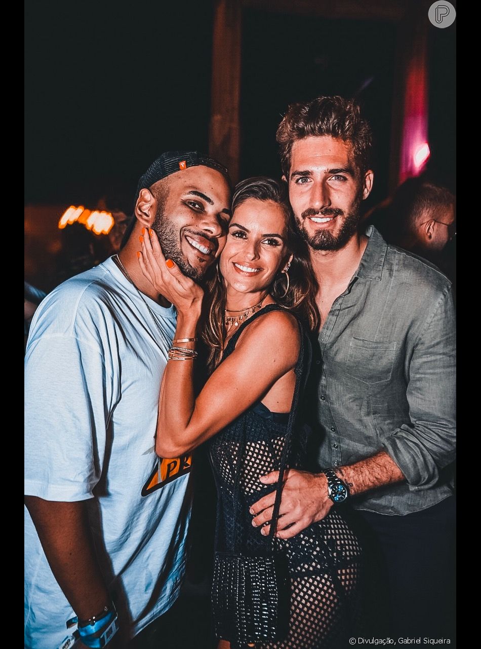 Hugo Gloss posa com Izabel Goulart e o noivo da modelo, o alemão Kevin