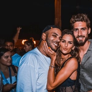 Hugo Gloss ganha carinho de Izabel Goulart em foto durante festa 'Benção', promovida pela agência Carvalheira, em Fernando de Noronha, neste sábado, 29 de dezembro de 2018