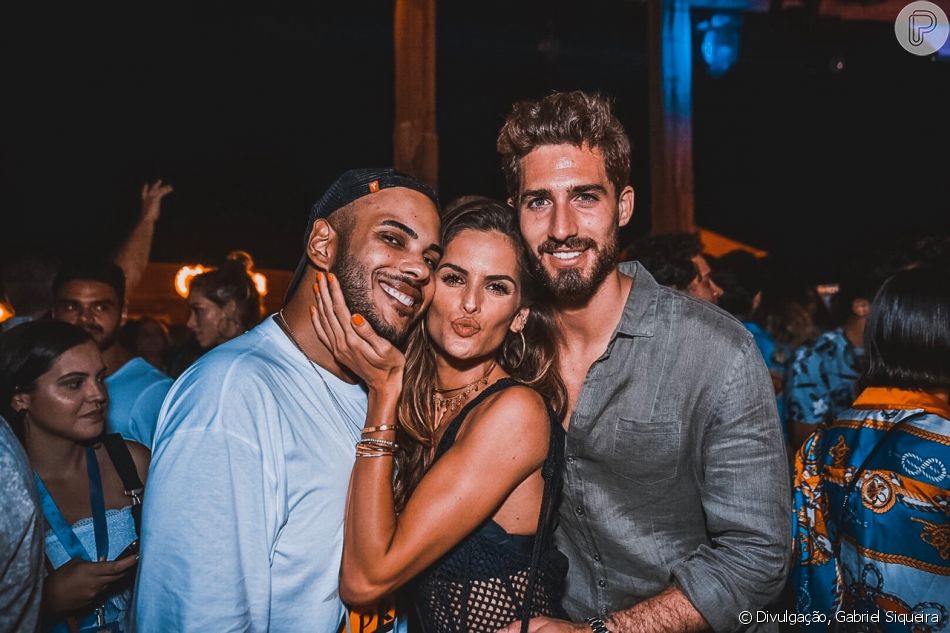 Hugo Gloss ganha carinho de Izabel Goulart em foto durante festa