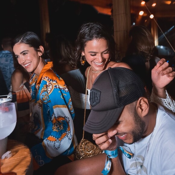 Bruna Marquezine cai na dança com Manu Gavassi, Hugo Gloss e mais famosos em festa 'Benção', promovida pela agência Carvalheira, em Fernando de Noronha, neste sábado, 29 de dezembro de 2018