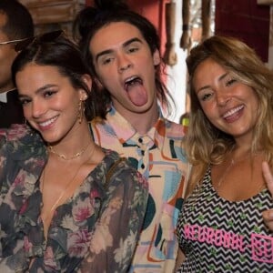 Marquezine, de look esvoaçante, se divertiu na companhia de amigos