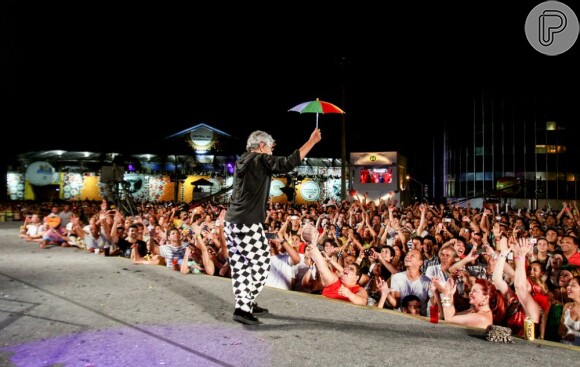 Caetano Veloso dança frevo durante apresentação em Recife