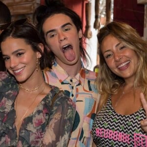 Bruna Marquezine apareceu curtindo funk com amigos em Noronha na noite de Revéillon