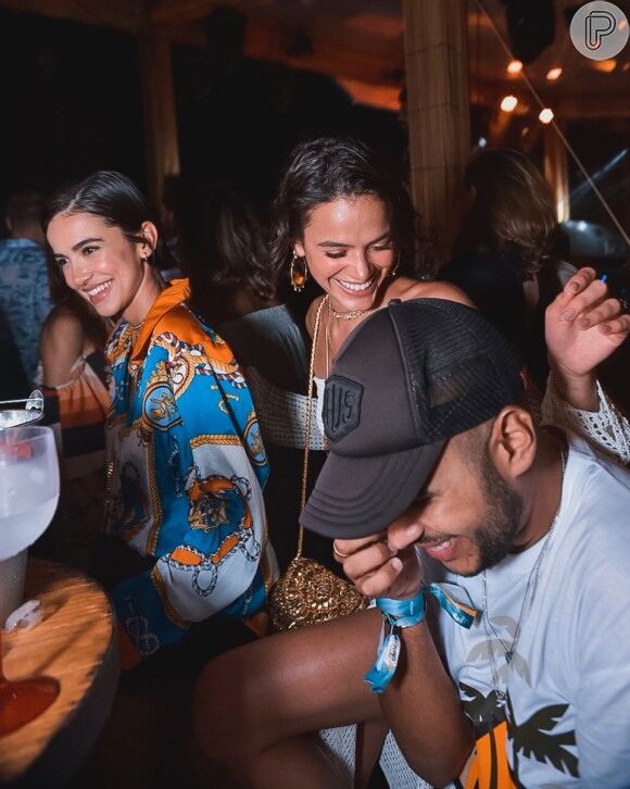 Bruna Marquezine teve uma noite de Revéillon animada e dançou com seus amigos em festa em Noronha