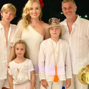 Luciano Huck exaltou a importância do diálogo nas famílias ao enviar mensagem de ano novo ao lado da mulher, Angélica, e dos filhos