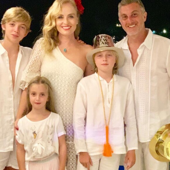 Luciano Huck exaltou a importância do diálogo nas famílias ao enviar mensagem de ano novo ao lado da mulher, Angélica, e dos filhos
