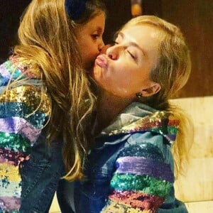 Angélica revelou que Eva, sua filha caçula com Luciano Huck, se tornou a menos tímida da família: 'Depois do aniversário de 6, ela se soltou'