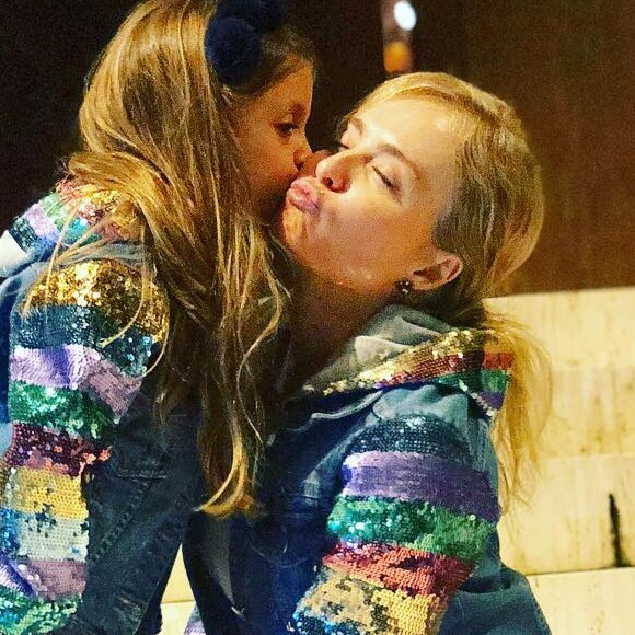 Angélica revelou que Eva, sua filha caçula com Luciano Huck, se tornou a menos tímida da família: 'Depois do aniversário de 6, ela se soltou'